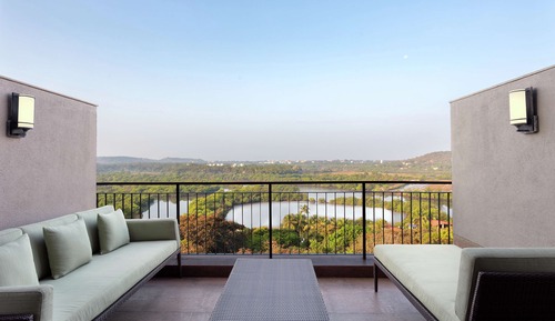 Premium Room, 1 King Bed, River View (with Veranda)