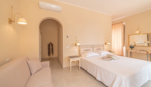 Junior Suite, 1 Queen Bed, Terrace