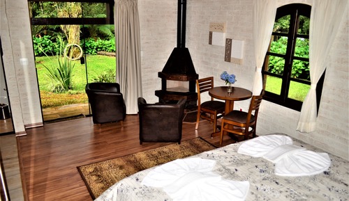 Design Suite, 1 King Bed, Jetted Tub, Garden Area