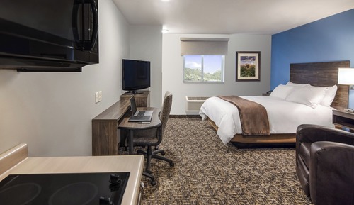 Room, 1 Queen Bed (With recliner)