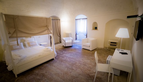 Deluxe Suite, Jetted Tub