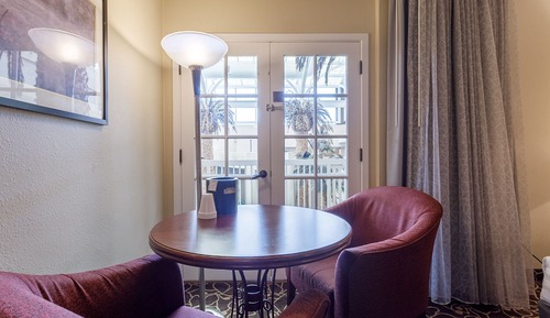 Suite, 1 King Bed, Non Smoking, Jetted Tub (Atrium)