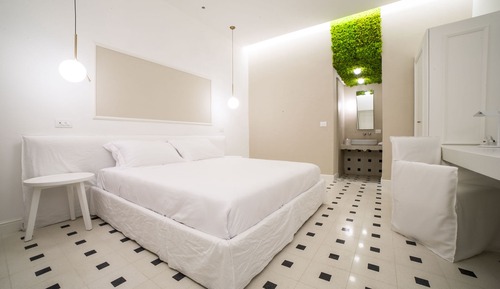 Junior Suite, 1 King Bed, Private Bathroom, Courtyard View