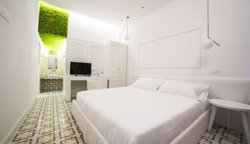 Standard Room, 1 King Bed, Ensuite, Courtyard View
