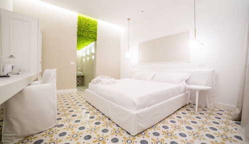 Standard Room, 1 King Bed, Private Bathroom, Courtyard View