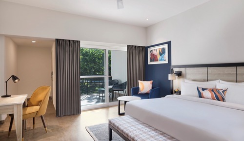 Grand Room, 1 King Bed, Courtyard View