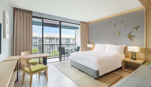 Room, 1 King Bed, Non Smoking, Pool View