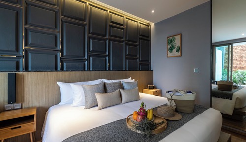 Deluxe Room, 1 King Bed, Non Smoking, Pool Access