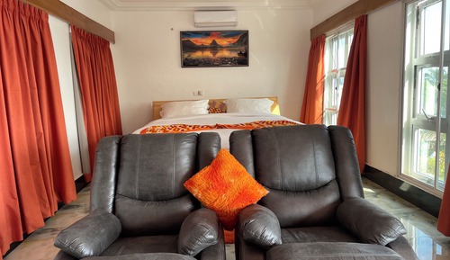 Executive Royal Suite Bomenkomo