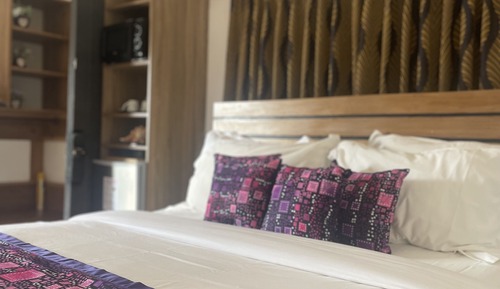 Deluxe Suite, Ohemaa