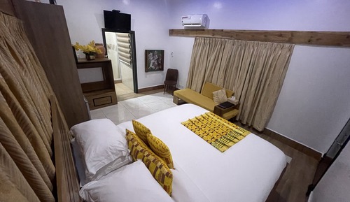 Deluxe Suite, Ohene