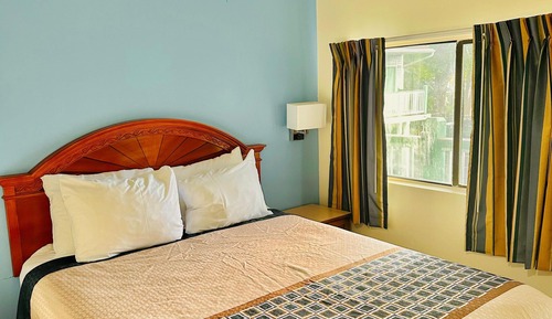 Standard Room, 1 Queen Bed, Non Smoking, Refrigerator & Microwave
