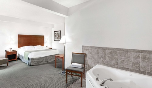 Deluxe Studio Suite, 1 King Bed, Non Smoking
