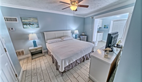 Efficiency, 1 King Bed, Kitchenette, Pool View (Villa 16)