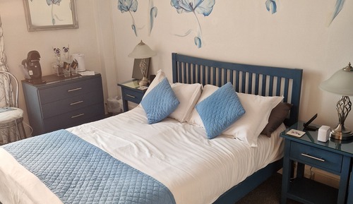 Double Room (Double room-Ensuite with Shower.)
