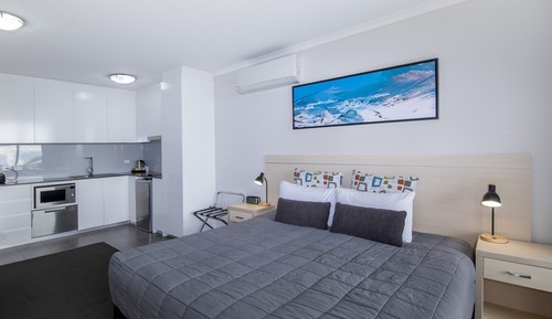Deluxe Studio, 1 King Bed, Kitchenette, Partial Ocean View