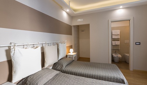 Double Room (Green)