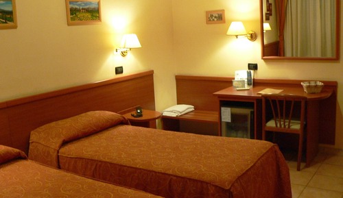 Room with 2 single beds