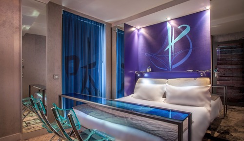 Standard double room (with massaging jet shower) 