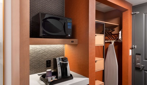 One King Evolution Jr Suite