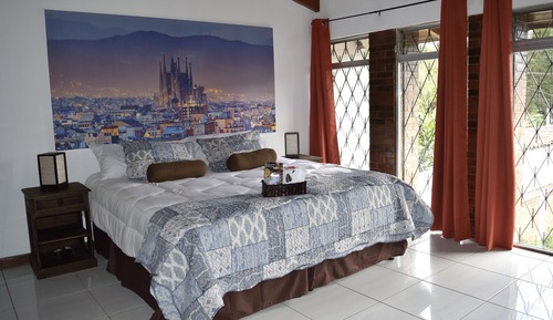 Deluxe Room, 1 King Bed, Shared Bathroom (Barcelona)