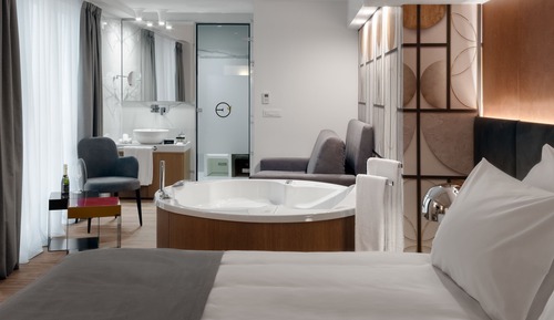 Junior Suite, Jetted Tub