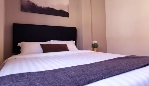 Basic Room, 1 Queen Bed, No Windows