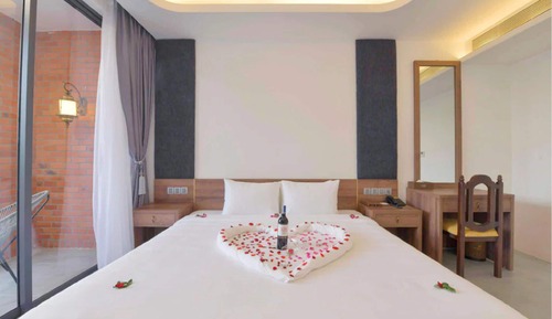 Family Suite, 1 Bedroom, Bathtub, Pool View
