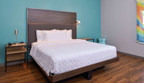 Room, 1 King Bed, Accessible (Hearing, Roll-In Shower)