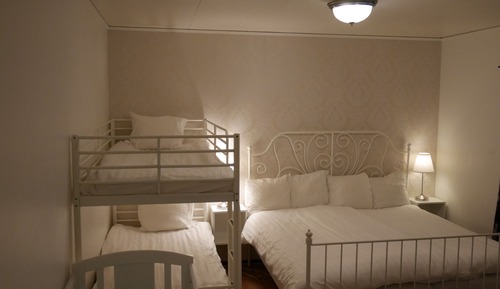 Family Room (With baby cot)