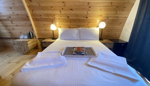 Classic Cabin, Ensuite, Canal View (The GlamPod)