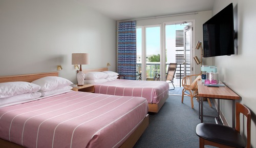 Deluxe Room, 2 Queen Beds, Courtyard View, Poolside (Poolside Double Queen Room)