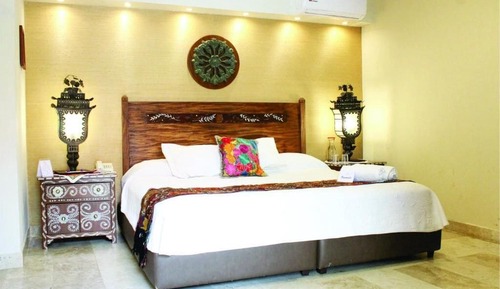 Room 10, 1 King Bed