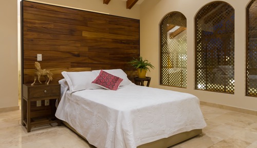 Room 5, 1 King Bed
