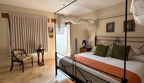 Room 7, 1 King Bed