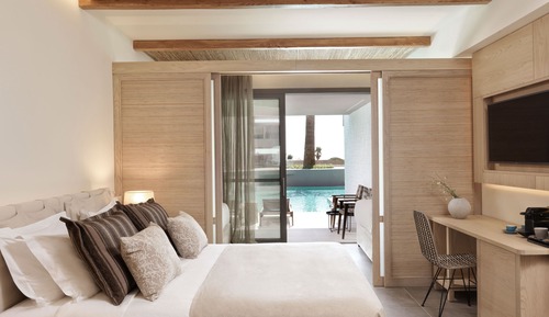 Family Room Swim up Pool View