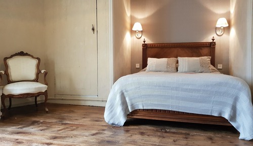 Room (de Leon)