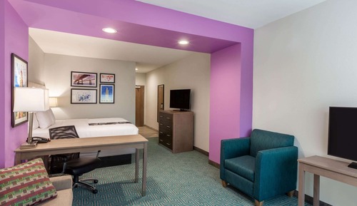 Deluxe Room, 1 King Bed, Accessible, Non Smoking (Mobility/Hearing Impaired Room)