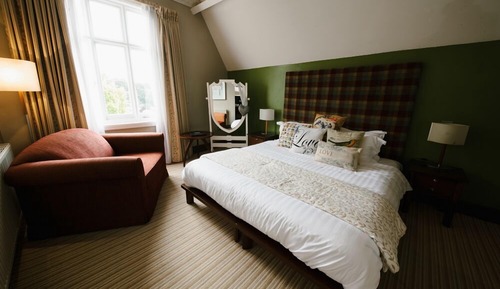 Superior king with bath/shower