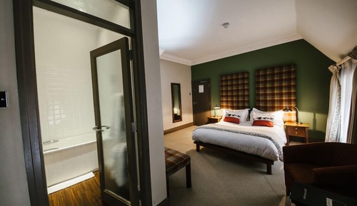 Superior double with bath/shower