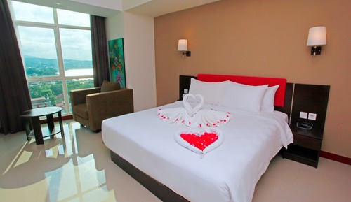 Suite, 1 King Bed, Bathtub, Sea View (Living Room)