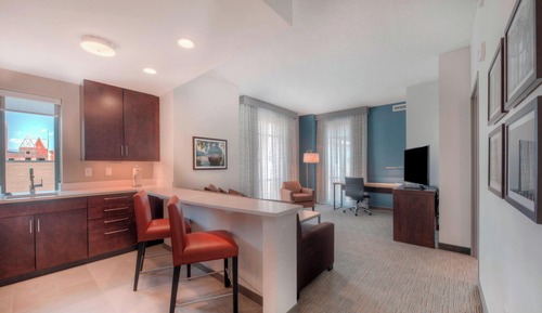 Suite, 1 King Bed with Sofa bed, Non Smoking, Corner