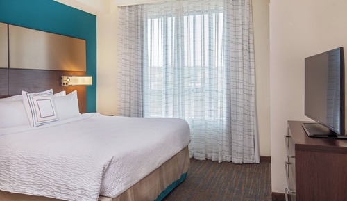 Suite, 1 Bedroom (Mobility/Hearing Access, Roll-In Shwr)