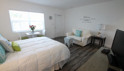 Deluxe Studio Suite, Kitchen, Poolside
