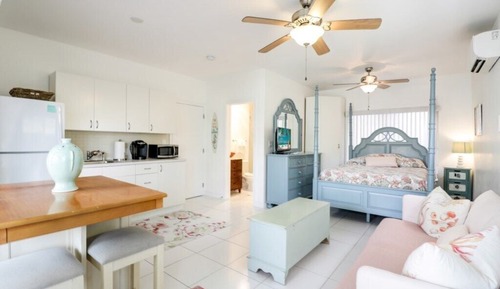 Deluxe Studio Suite, 1 Queen Bed, Poolside