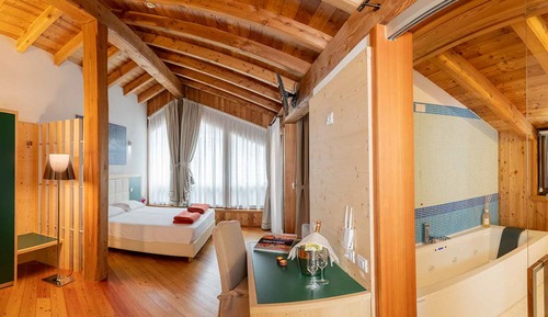 Suite, Jetted Tub