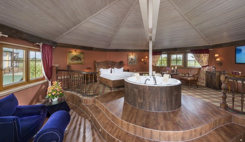 Superior Suite, 1 King Bed, Hot Tub, Lake View