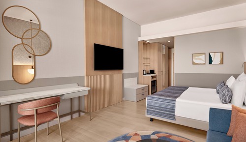 ADULT DELUXE SEA VIEW SWIM UP