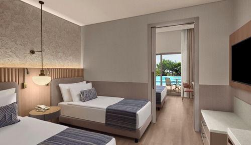 FAMILY SEA VIEW SWIM UP 2+2