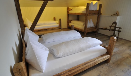 Room, Shared Bathroom (Hahnen)
